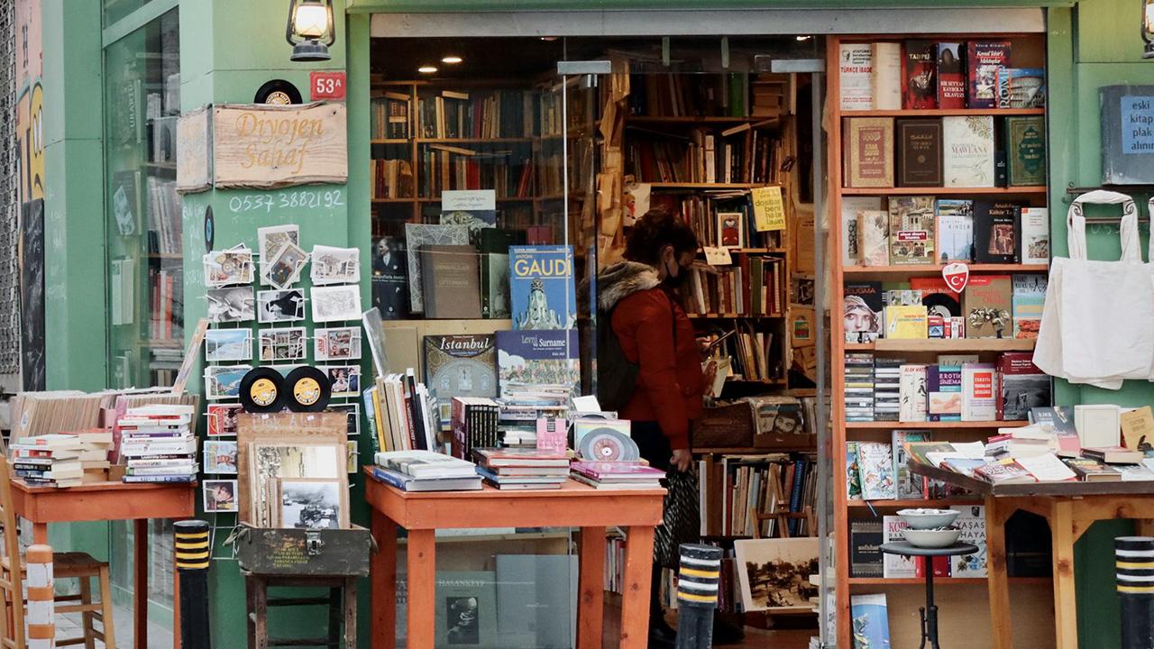 Manong Dencio’s Adventures: Episode 1 – Ang Babae Sa Aking Book Store